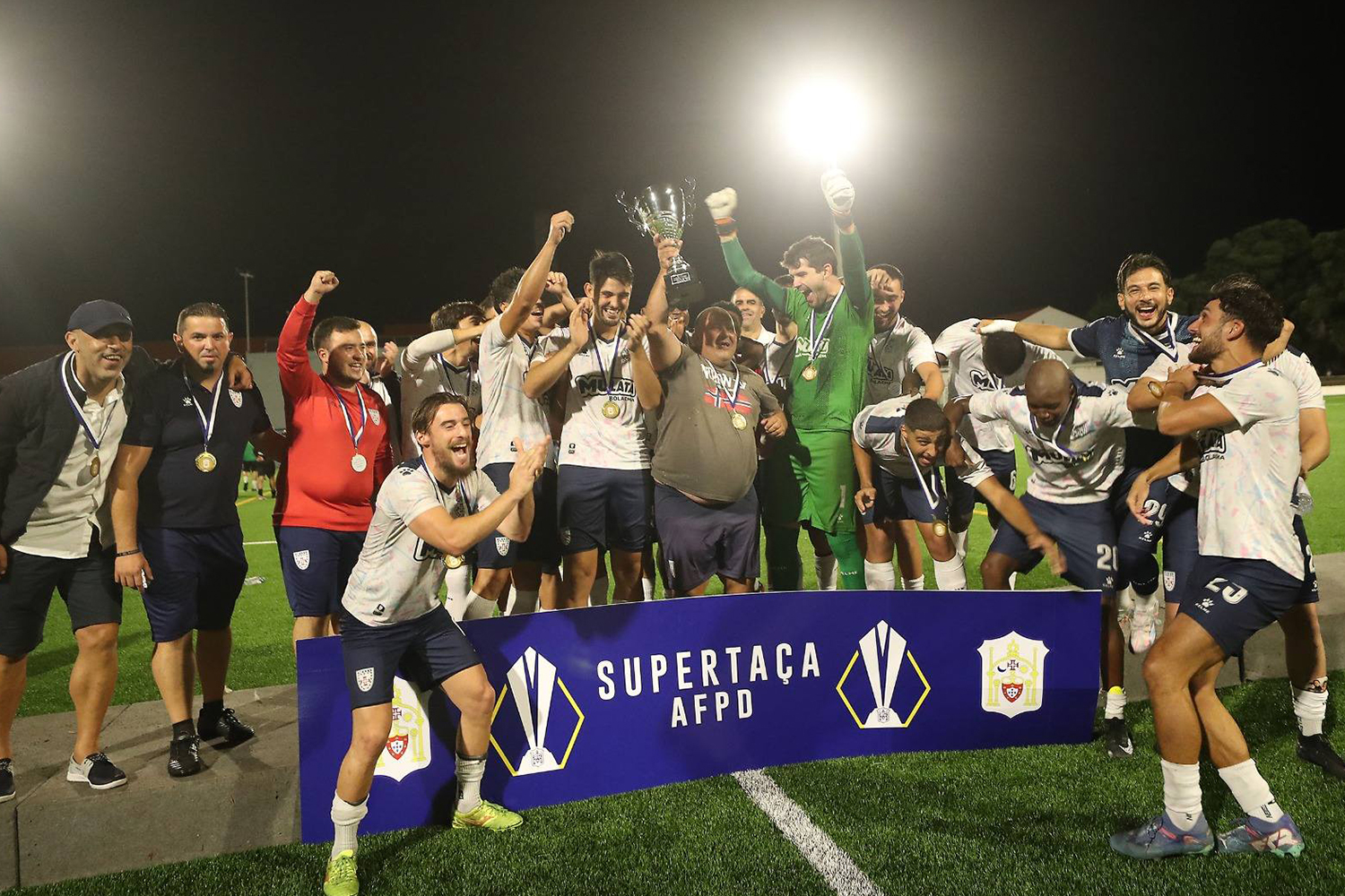 Operário ergue a Supertaça após triunfo nas grandes penalidades.